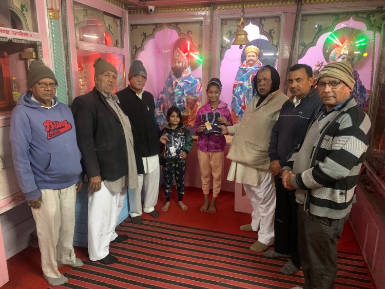 बच्चों  को  जर्सिया  वितरित