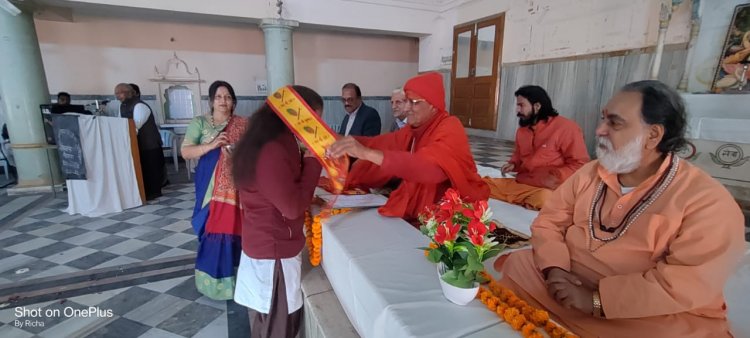 महामंडलेश्वर स्वामी हंसराम जी उदासीन ने नव प्रवेशार्थियों को शुभ आशीर्वाद देकर उज्जवल भविष्य की कामना की