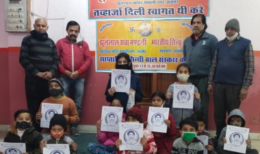 हेमू कालानी के चित्र पर बच्चों ने भरे रंग