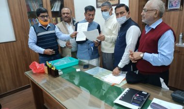 सिंधी सेंट्रल पंचायत का प्रतिनिधि मंडल मिला संभागीय आयुक्त श्री गुलशन बामरा से