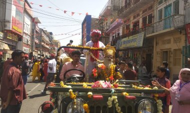 भगवान झूलेलाल जन्मोत्सव पर निकली भव्य शोभा यात्रा