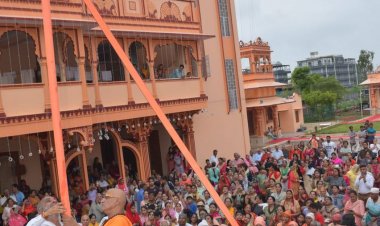 हरी शेवा उदासीन आश्रम सनातन मंदिर भीलवाड़ा में गुरुओं के वार्षिकोत्सव में हुई धर्म ध्वजा  की स्थापना