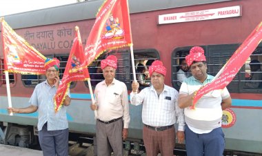 शहीद हेमू कालानी जन्म शताब्दी समारोह के लिए सिंधी समाज  के कार्यकर्ता भोपाल रवाना