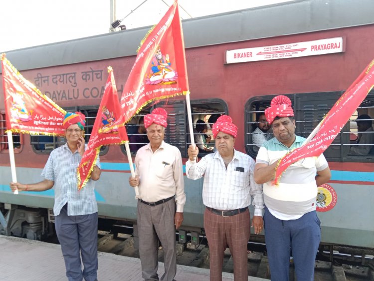 शहीद हेमू कालानी जन्म शताब्दी समारोह के लिए सिंधी समाज  के कार्यकर्ता भोपाल रवाना