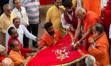 हरी शेवा उदासीन आश्रम सनातन मंदिर भीलवाड़ा के वार्षिकोत्सव में हुई धर्म ध्वजा  की स्थापना