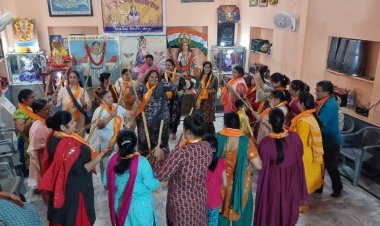 झूलेलाल मंदिर में  महिलाएं ने किया सिंधी छैज (डांडिया)