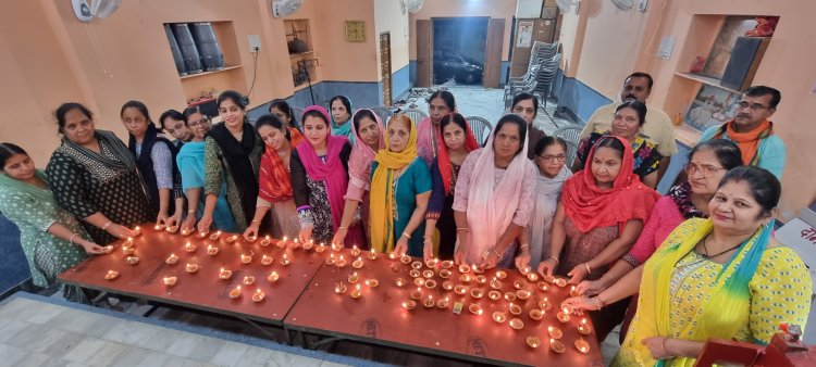 झूलेलाल जी मंदिर में सजाई दीपमाला शत् प्रतिशत मतदान का लिया संकल्प